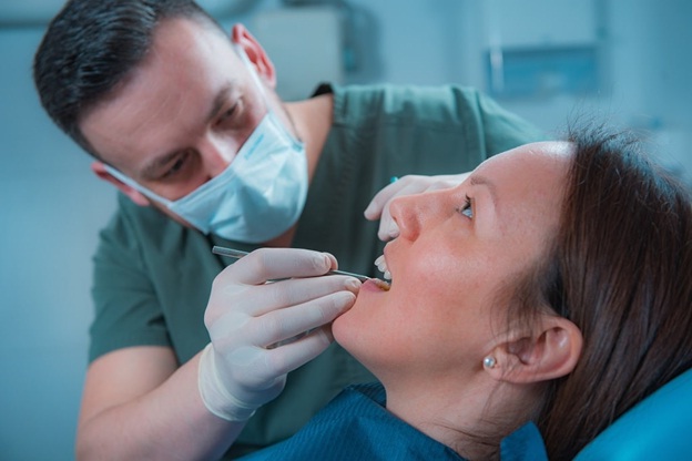 Symptoms That Indicate You Should Visit A Dentist Immediately